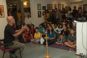 Prabhakar Kolte delivers his talk at Artfest 09, Indiaart Gallery